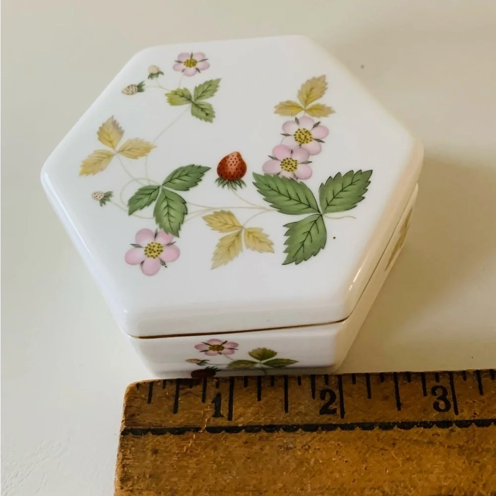 Wedgwood wild strawberry trinket box